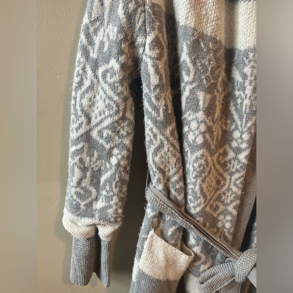 Lemon Gray and White cozy sweater cardigan size Small/ Medium - Picture 5 of 7